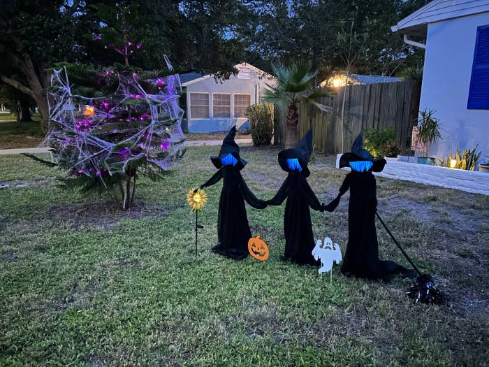 4FT Light-Up Witch Trio - Spooky Hand in Hand Outdoor Decor